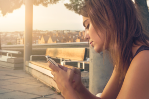 Rendez vos moments de pause productif en suivant des comptes inspirants sur les réseaux sociaux